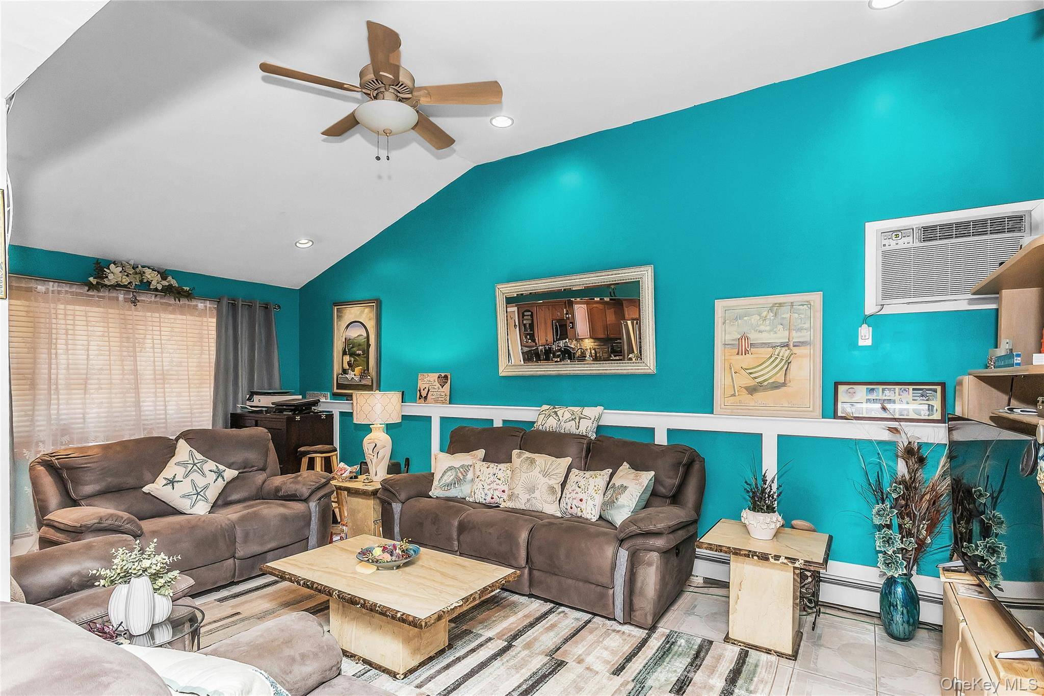 18 Hedge LN, Westbury, NY 11590