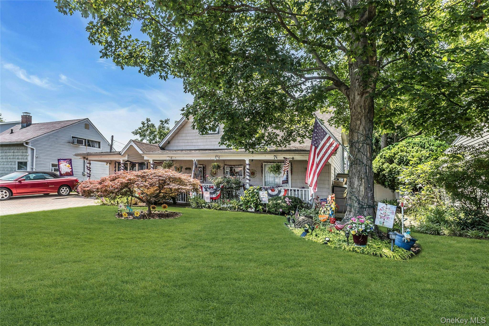 18 Hedge LN, Westbury, NY 11590