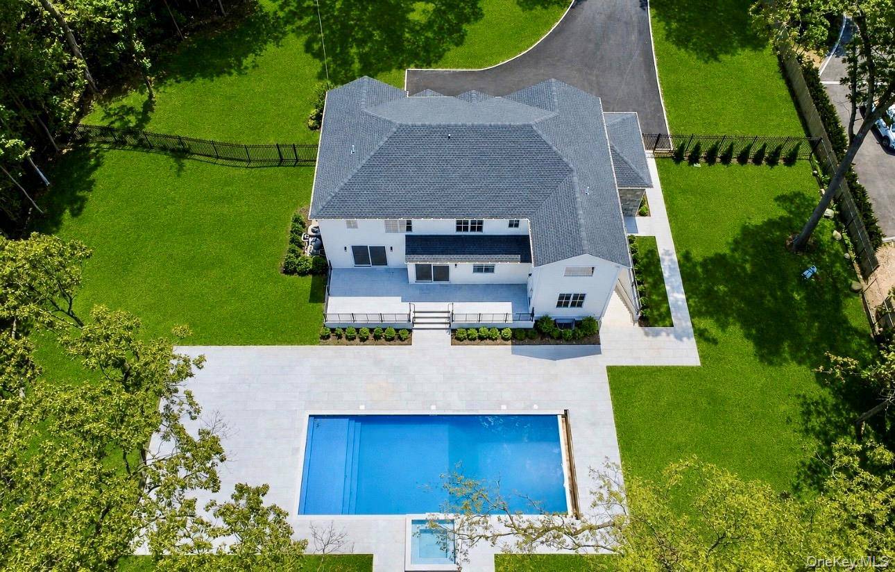 32 Pine RD, Syosset, NY 11791