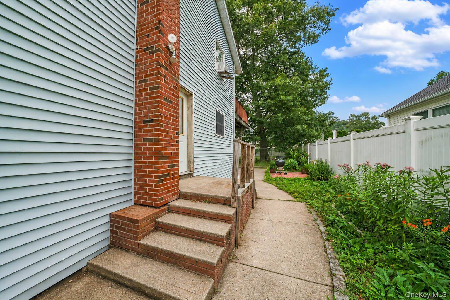 107 Cedar Oaks AVE, Farmingville, NY 11738