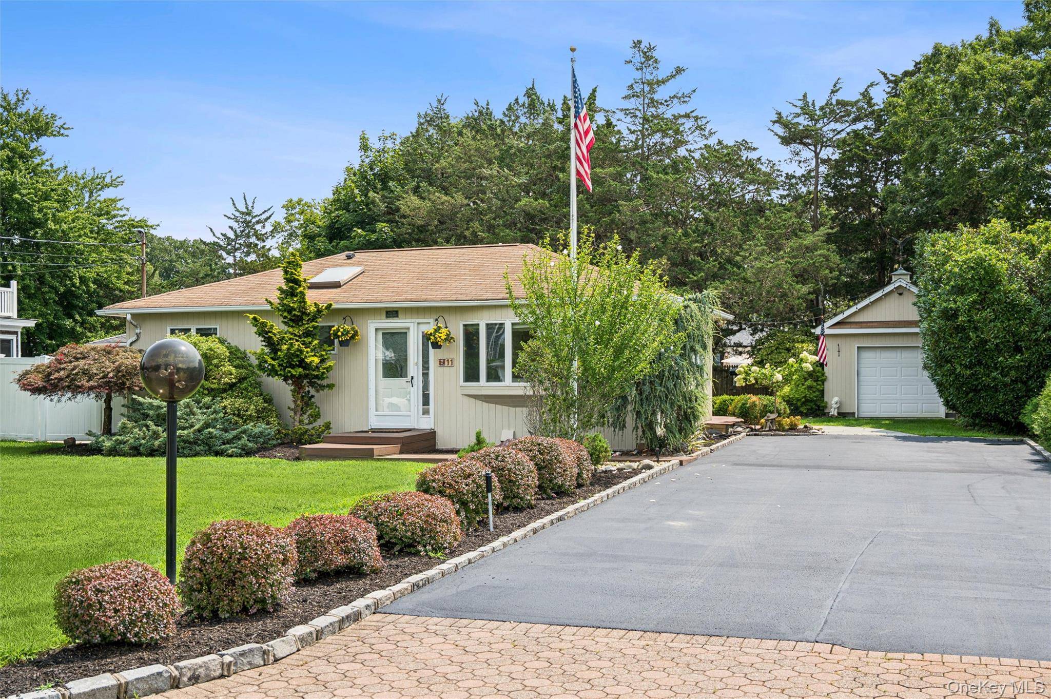 11 Bay ST, Center Moriches, NY 11934