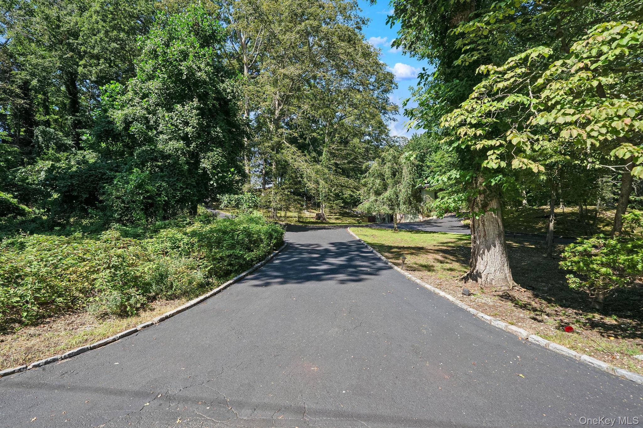 135 Oakside DR, Smithtown, NY 11787