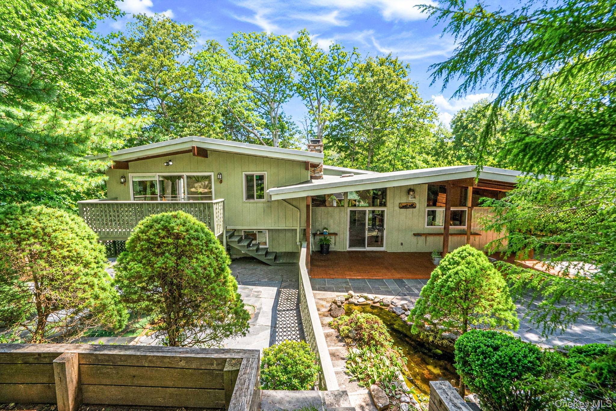 135 Oakside DR, Smithtown, NY 11787