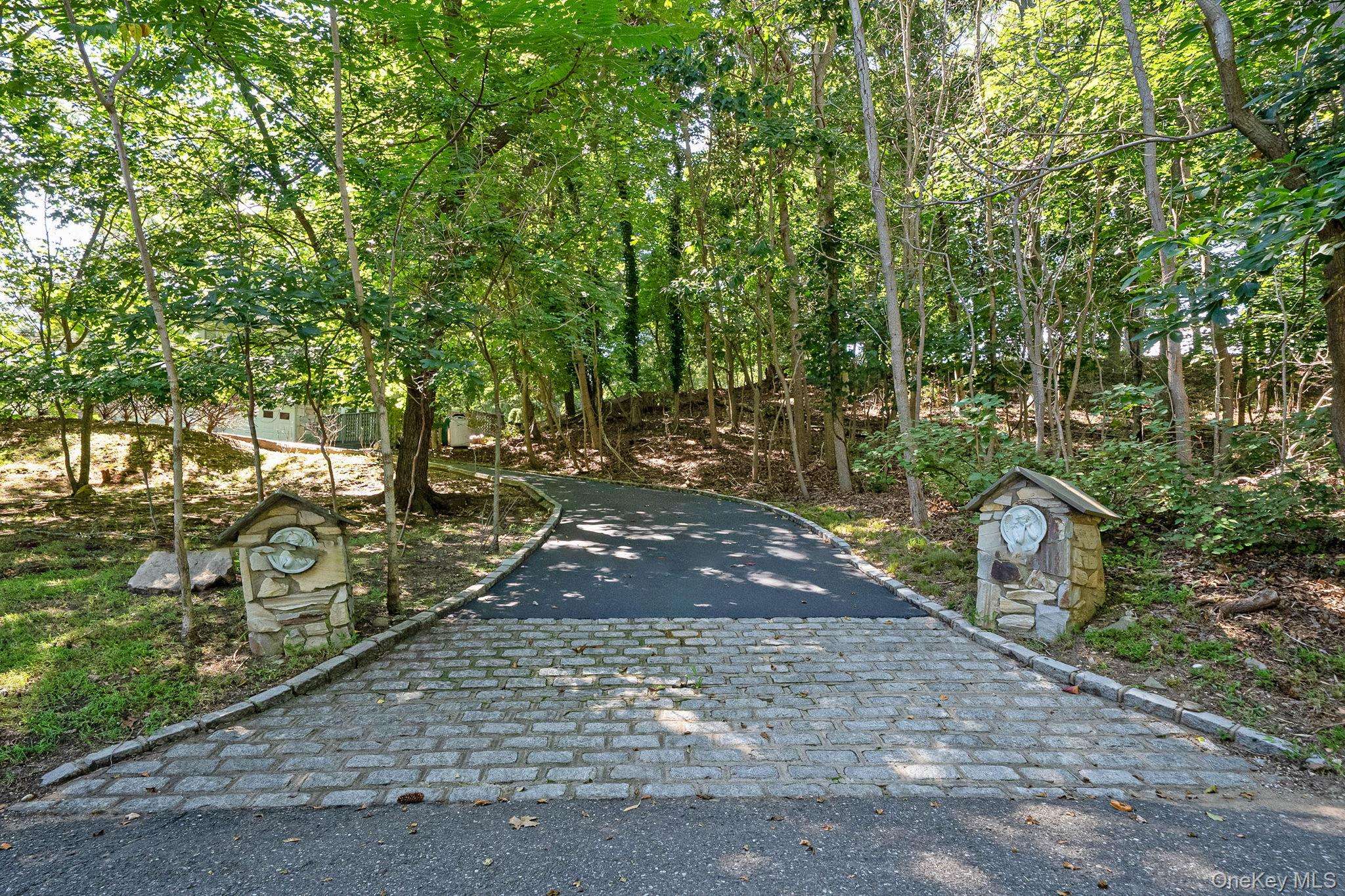 135 Oakside DR, Smithtown, NY 11787