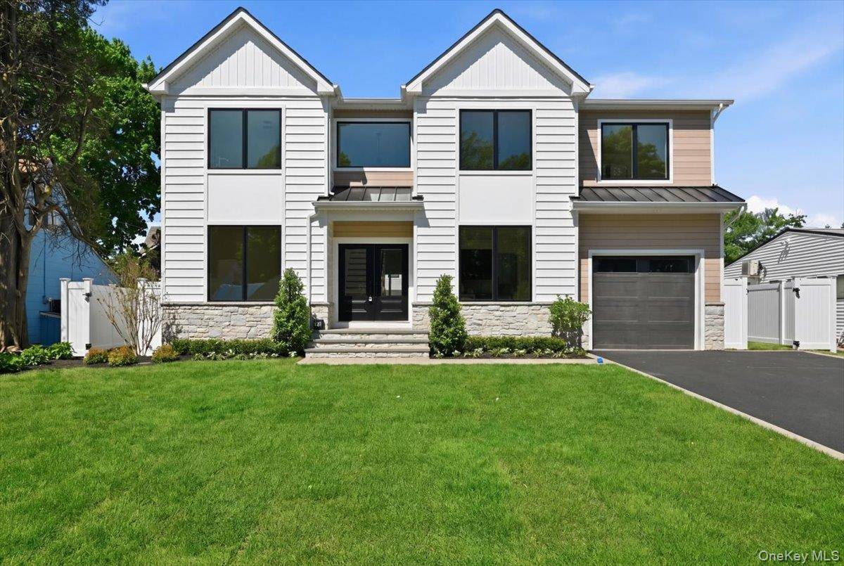 72 Cypress LN, Westbury, NY 11590