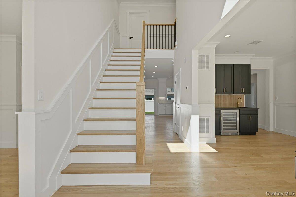 72 Cypress LN, Westbury, NY 11590