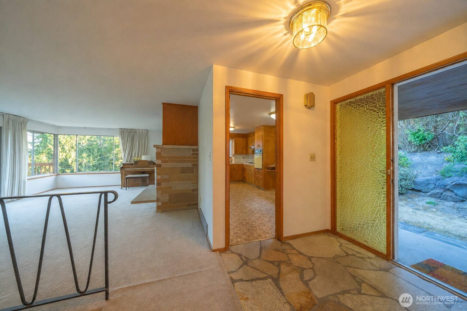 19526 53rd AVE NE, Lake Forest Park, WA 98155