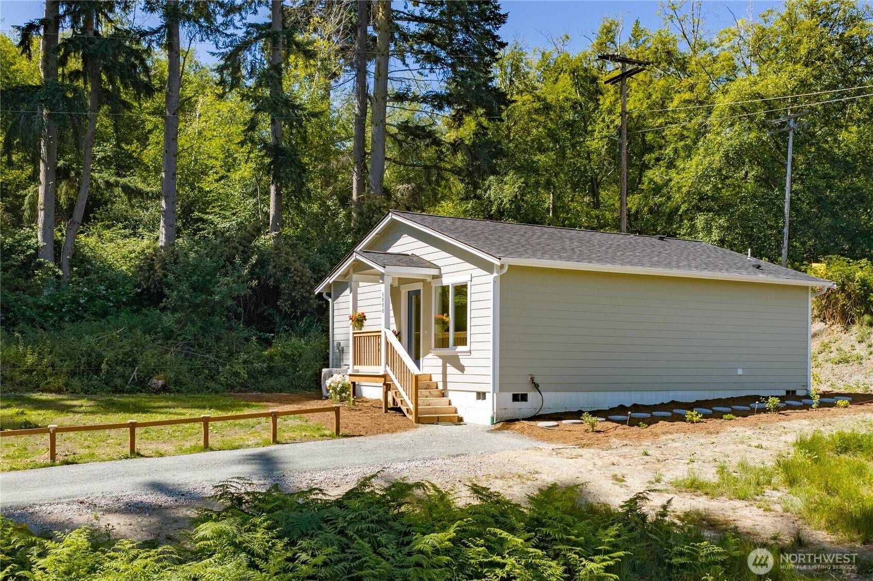 6888 Helena ST, Clinton, WA 98236