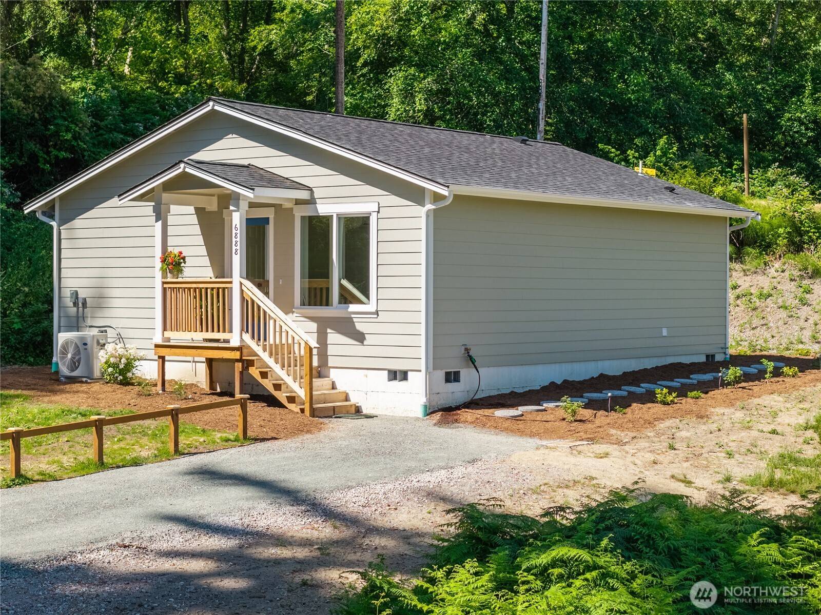 6888 Helena ST, Clinton, WA 98236