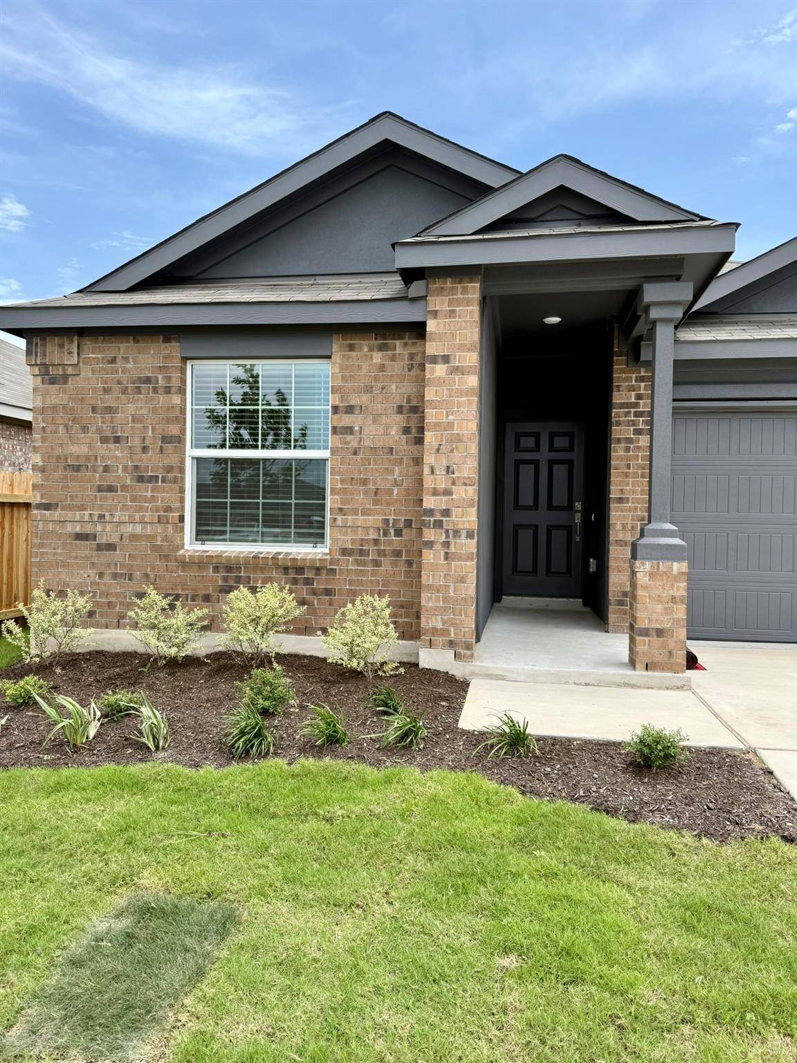 106 Camargue Dr, Hutto, TX 78634