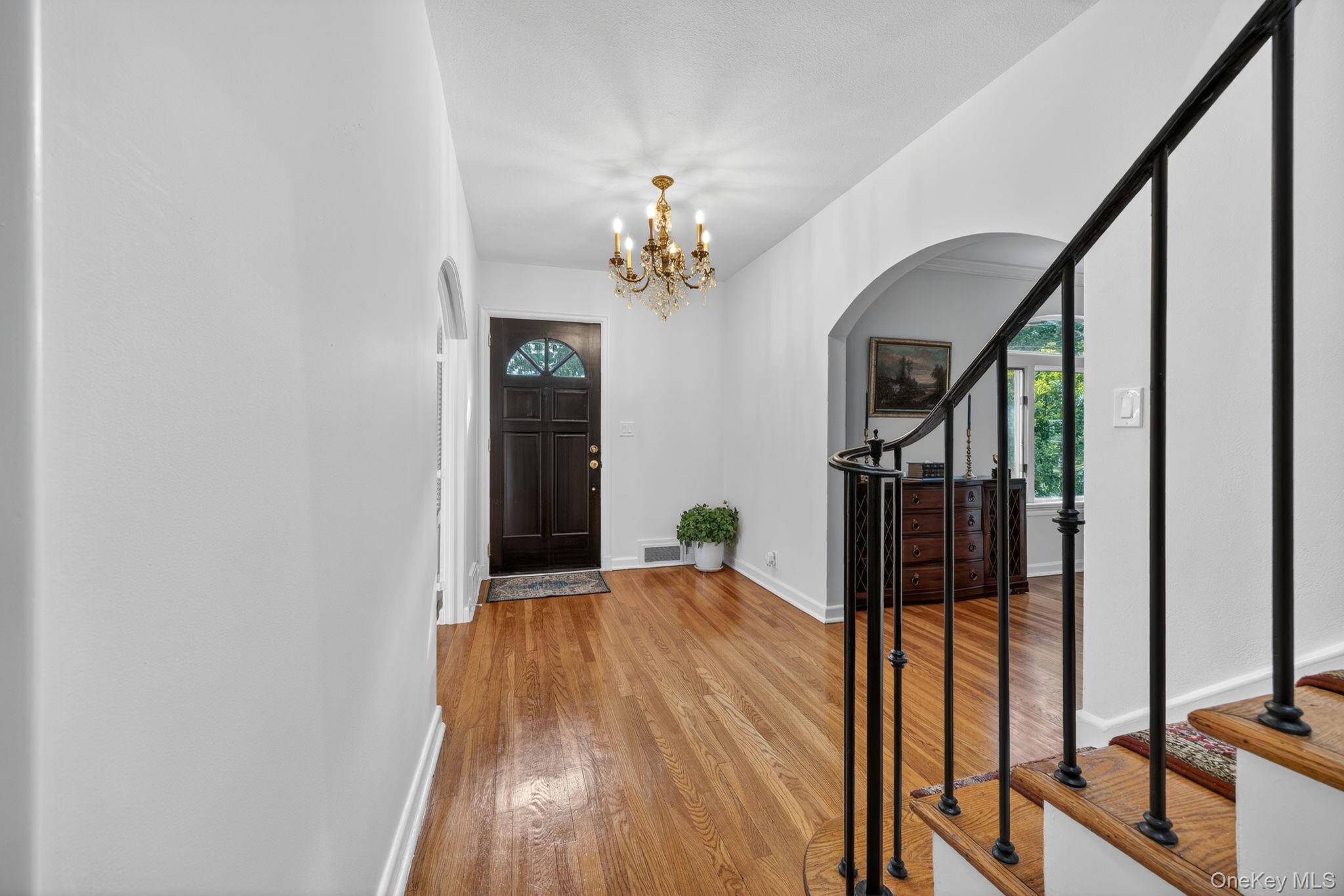 190 Sussex DR, Manhasset, NY 11030