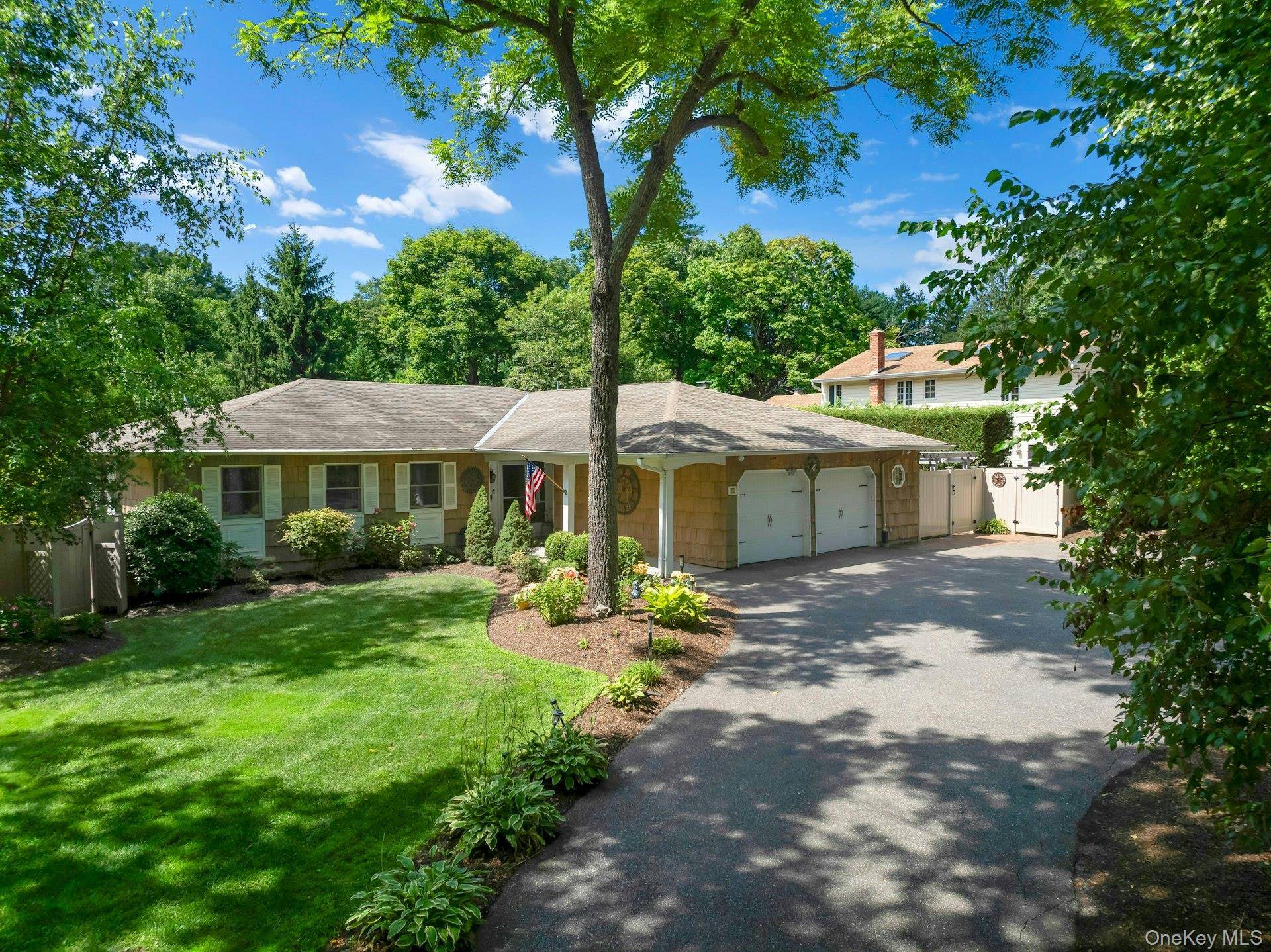 189 Lodge AVE, Huntington Station, NY 11746