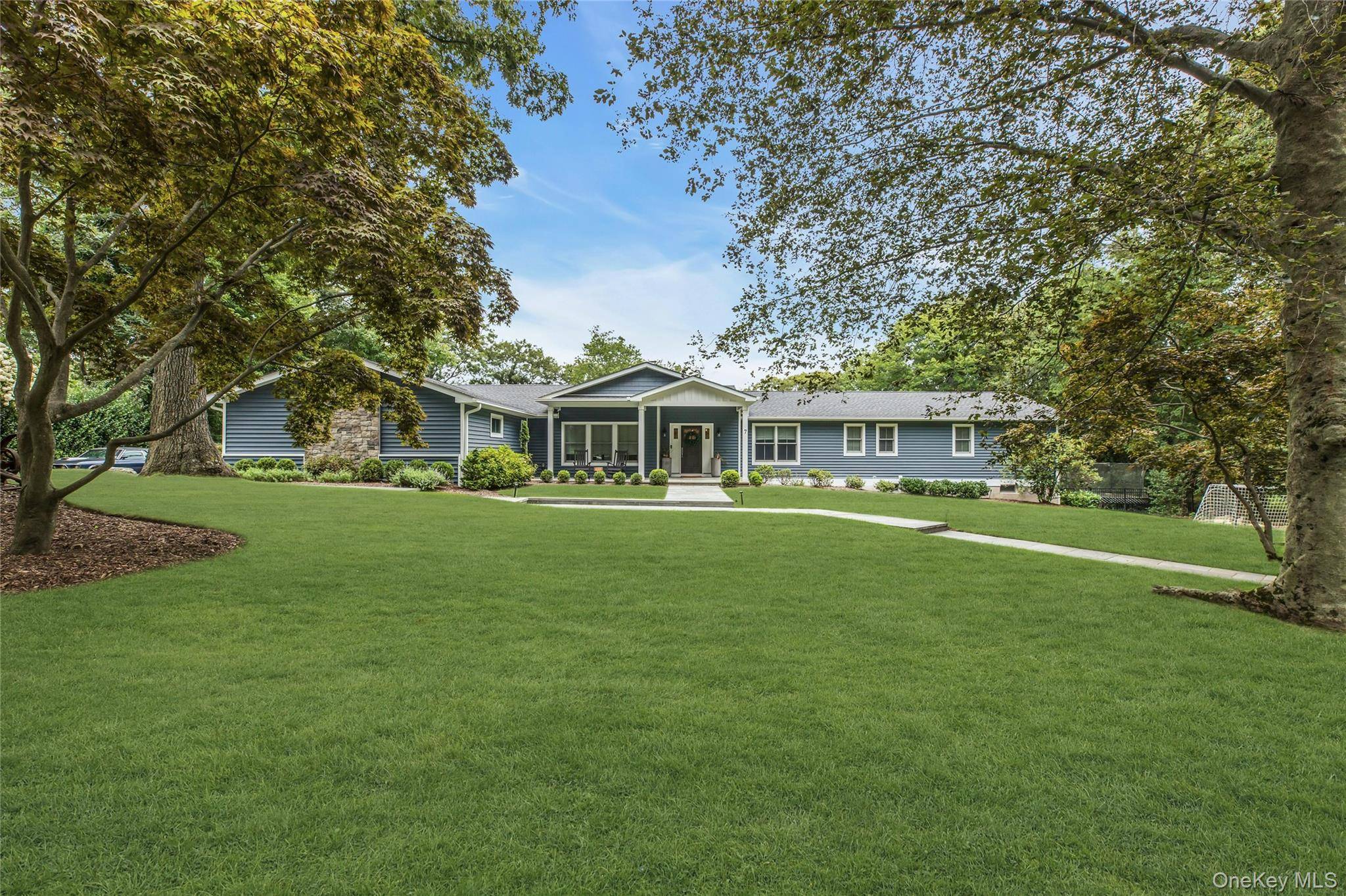7 Ridge DR, Melville, NY 11747