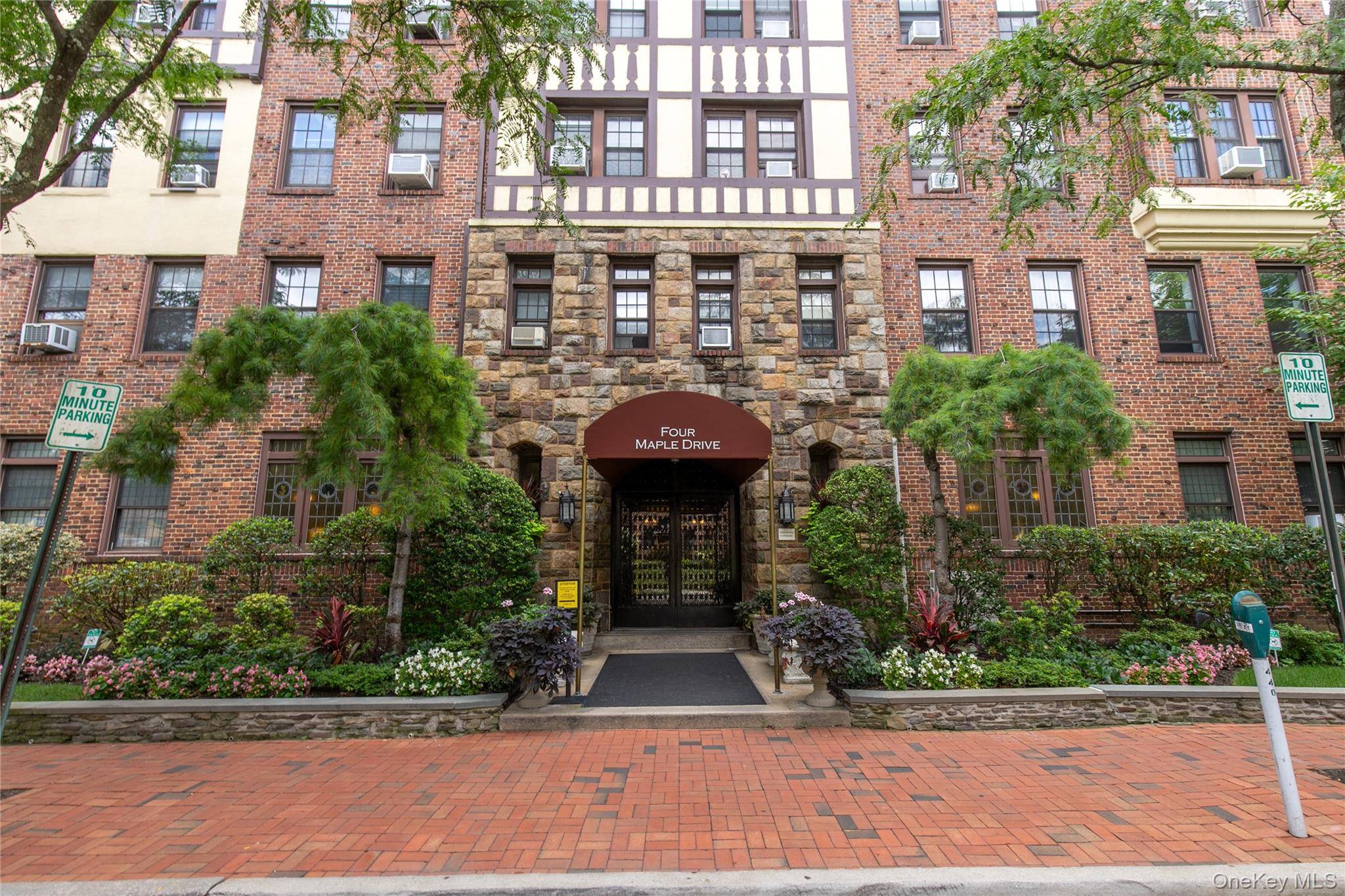 4 Maple DR #6-I, Great Neck, NY 11021