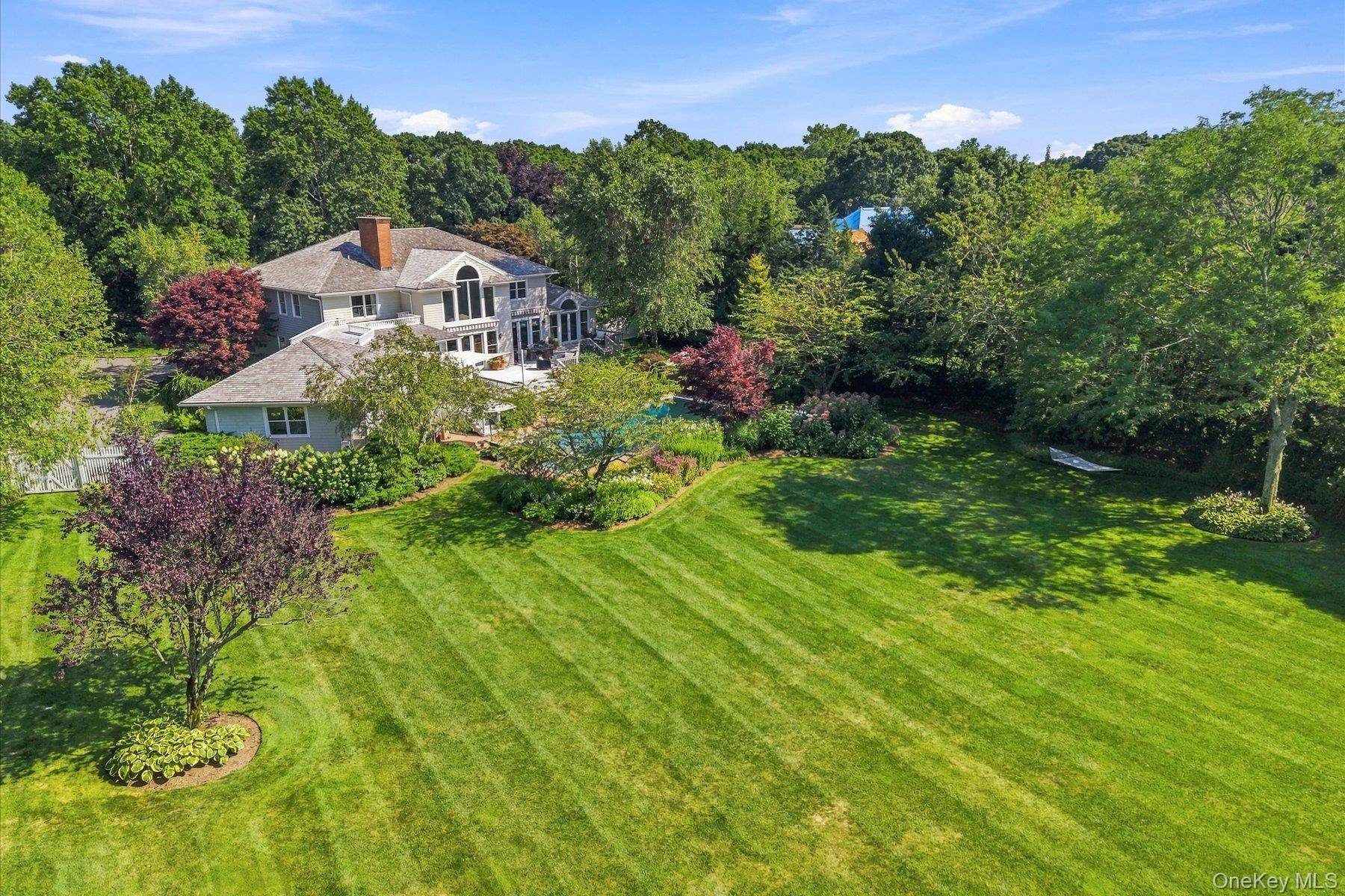 27 Cedar LN, Remsenburg, NY 11960