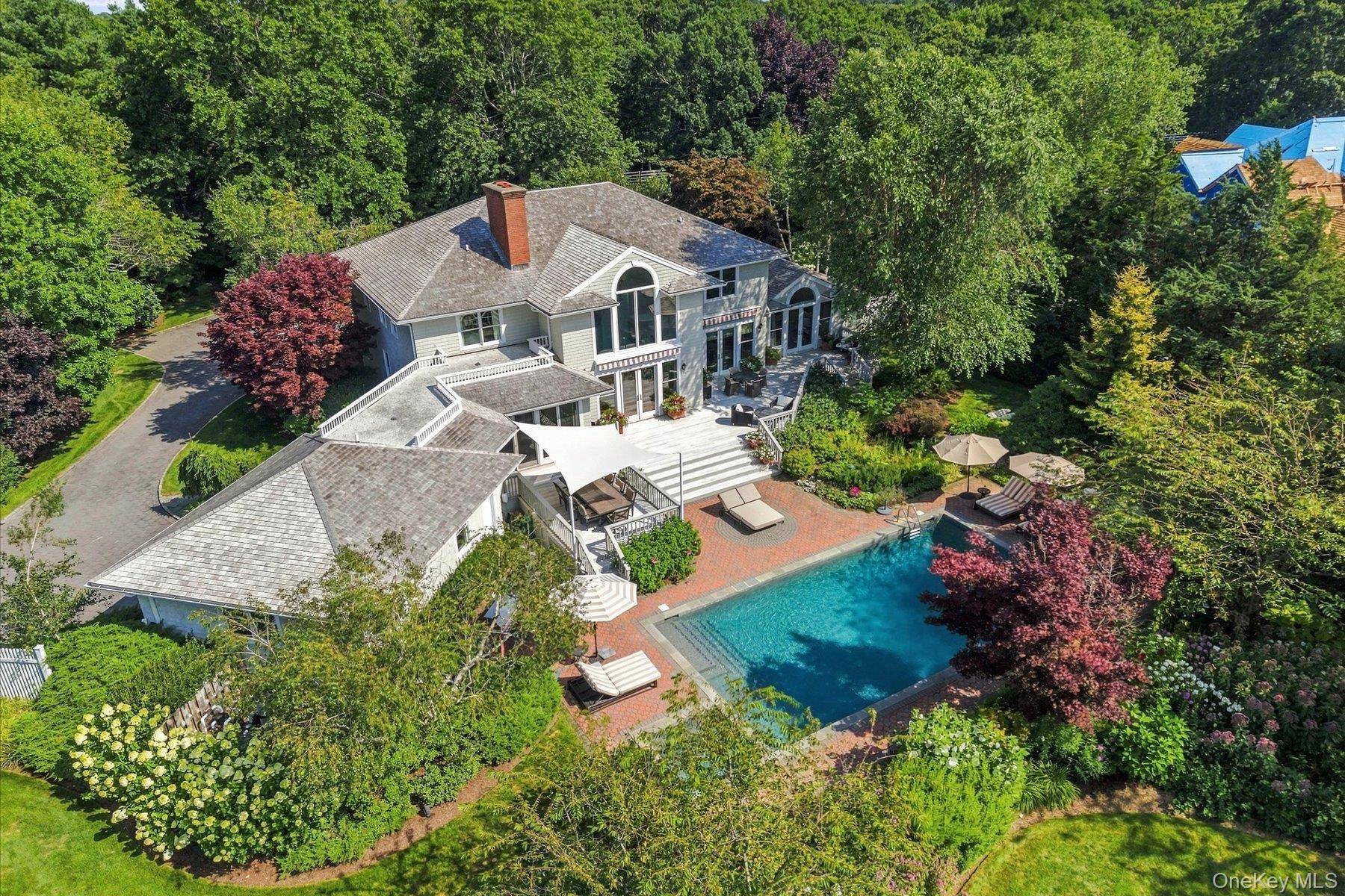 27 Cedar LN, Remsenburg, NY 11960