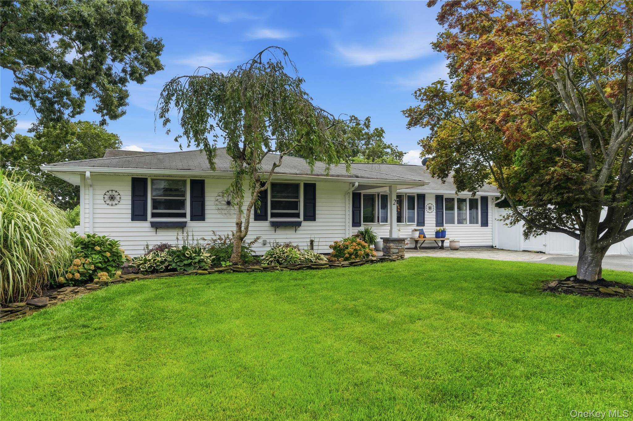 2 Mount Wilson AVE, Farmingville, NY 11738