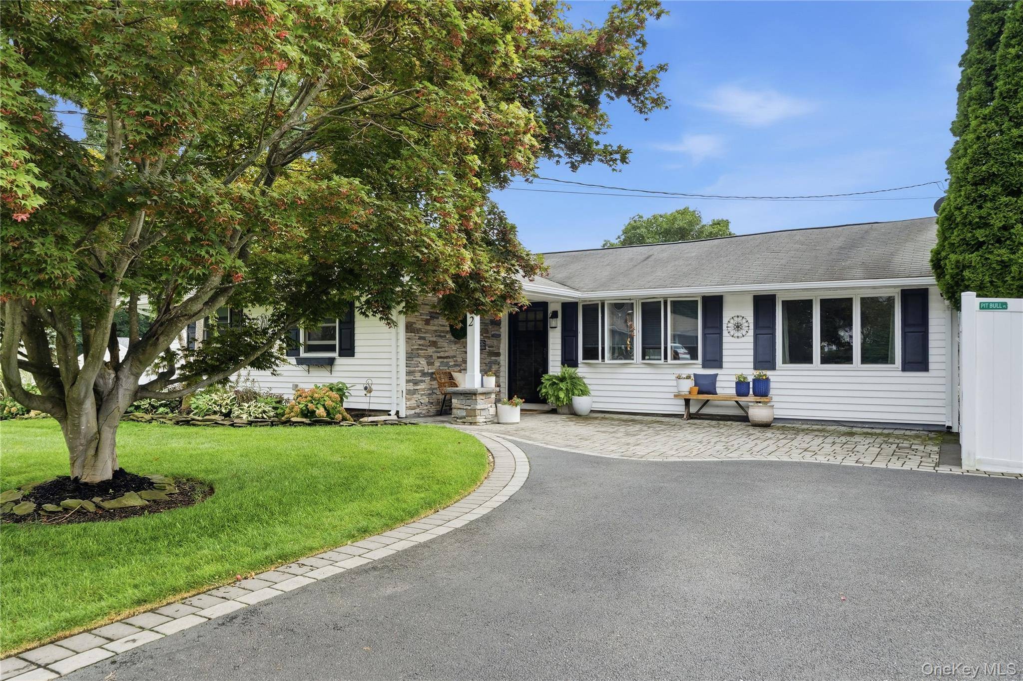 2 Mount Wilson AVE, Farmingville, NY 11738