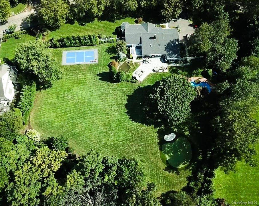 41 Snowball DR, Cold Spring Harbor, NY 11724