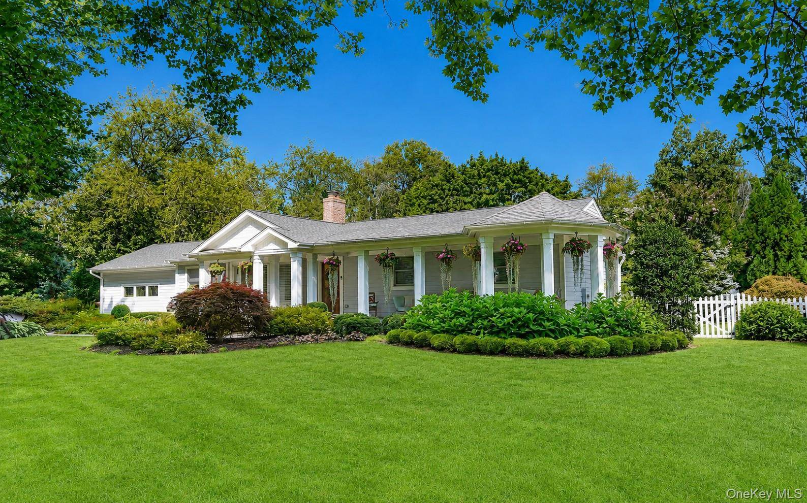 41 Snowball DR, Cold Spring Harbor, NY 11724