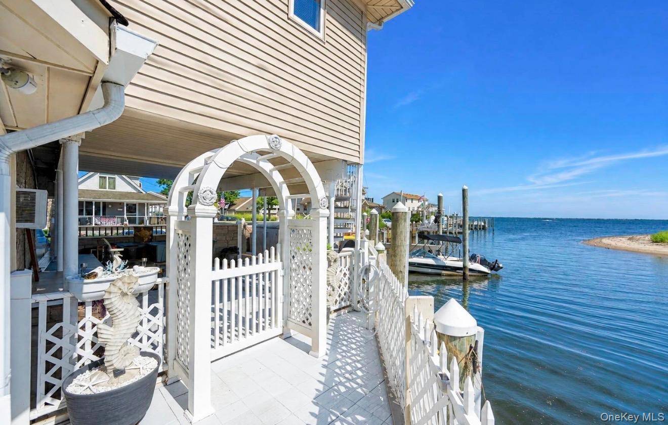 959 S 5th ST, Lindenhurst, NY 11757