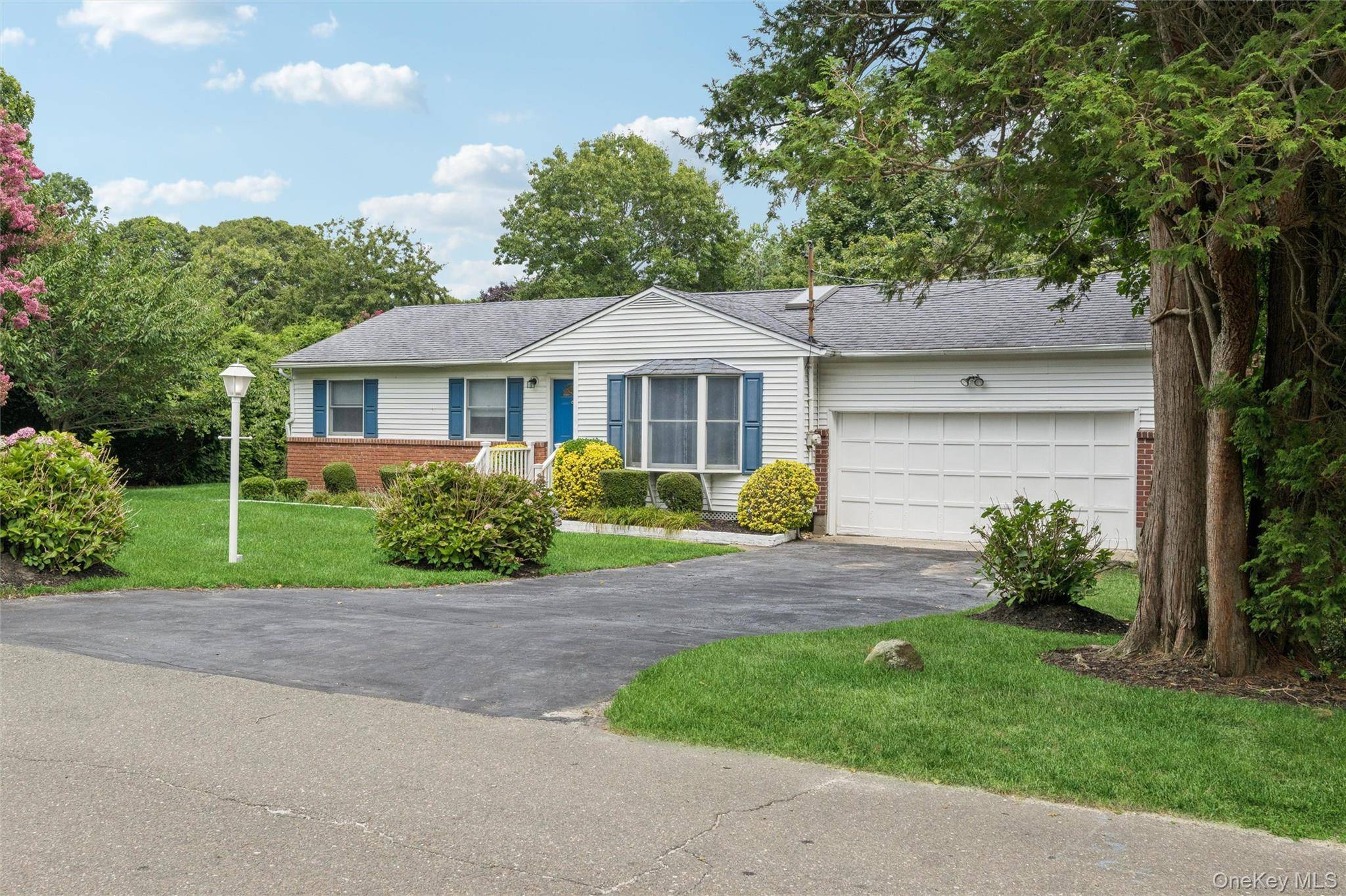 59 Homewood DR, Hampton Bays, NY 11946