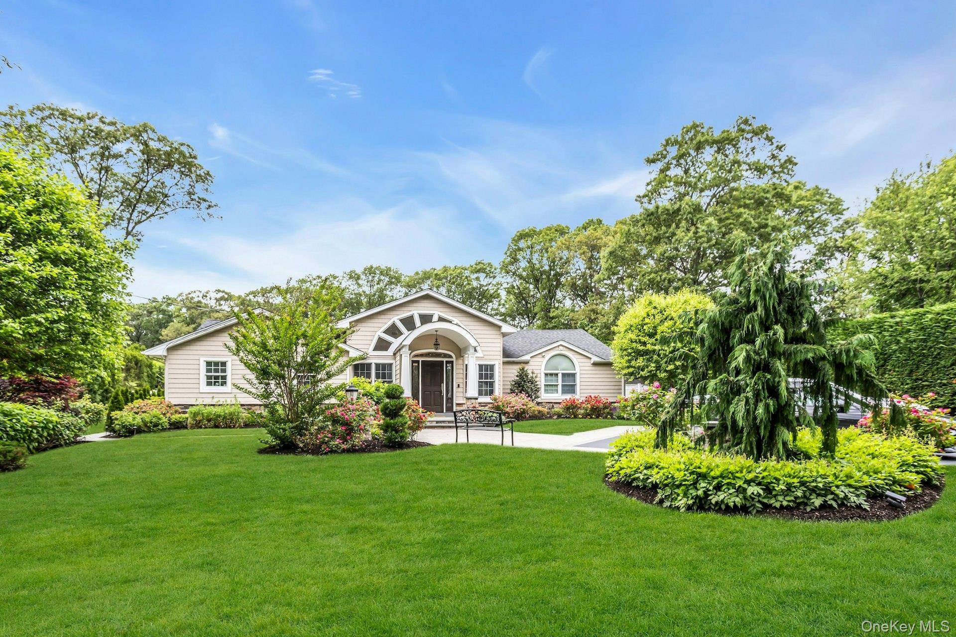 21 Buttonwood DR, Dix Hills, NY 11746