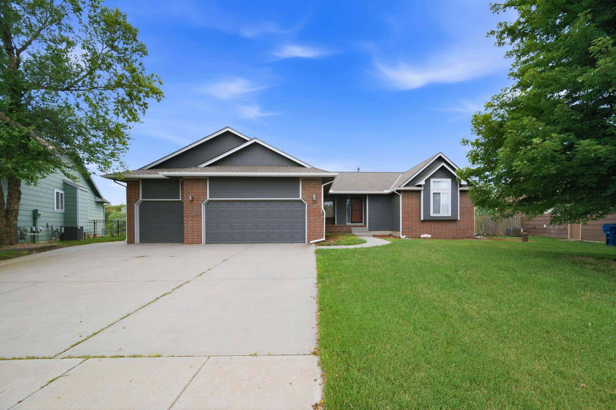 715 E Rolling View Dr, Park City, KS 67147