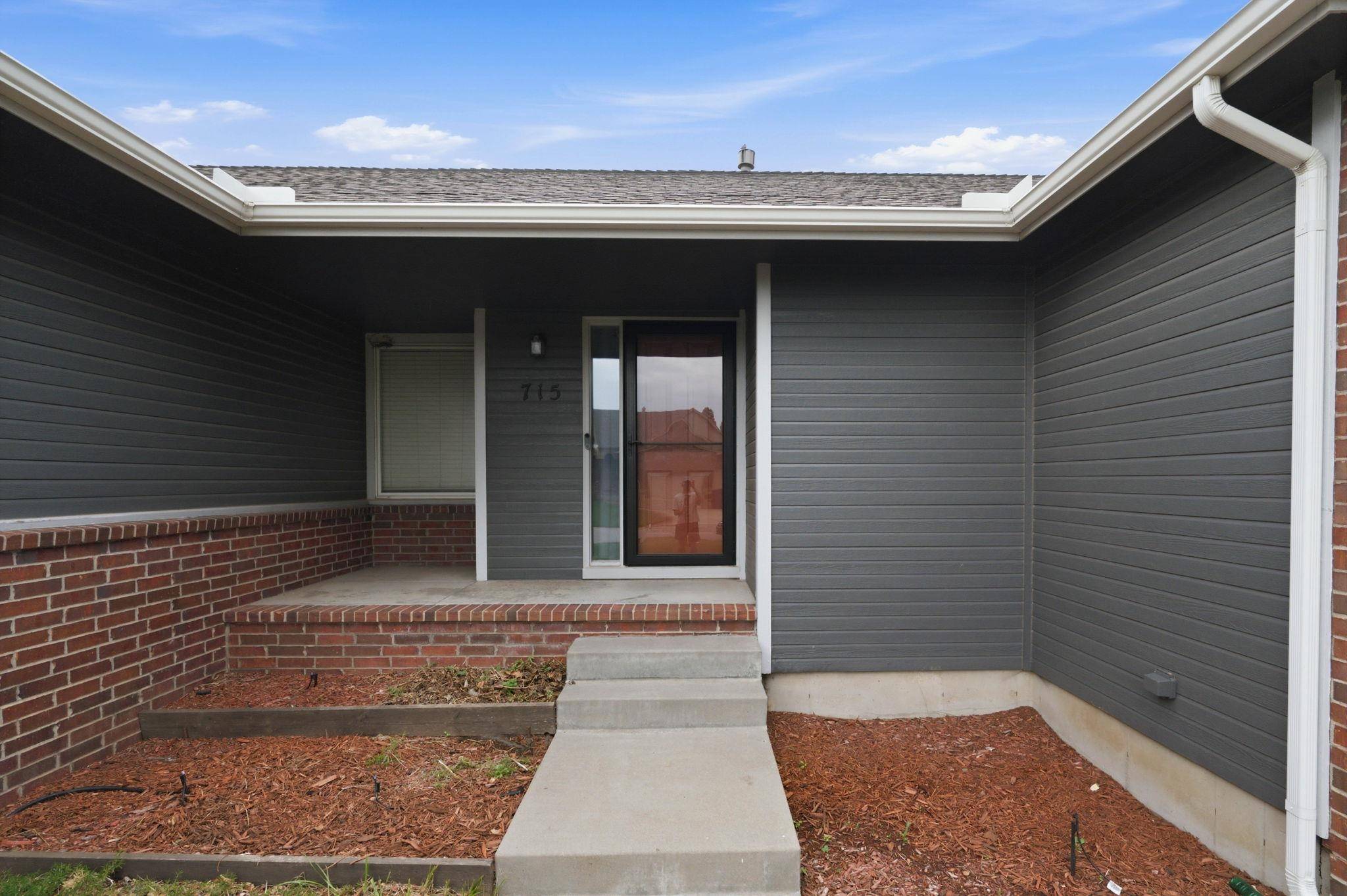 715 E Rolling View Dr, Park City, KS 67147