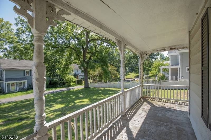 6 Bodine Ave, Peapack Gladstone Boro, NJ 07934
