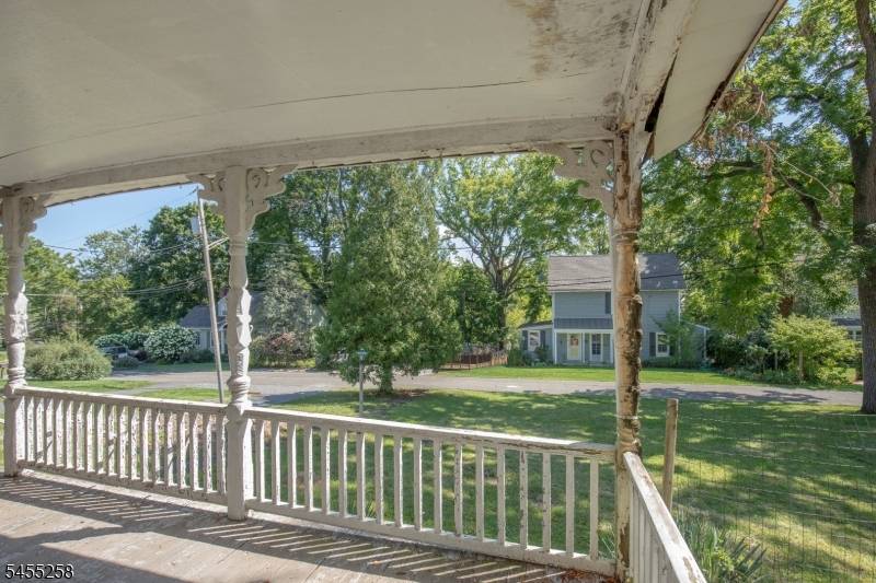 6 Bodine Ave, Peapack Gladstone Boro, NJ 07934