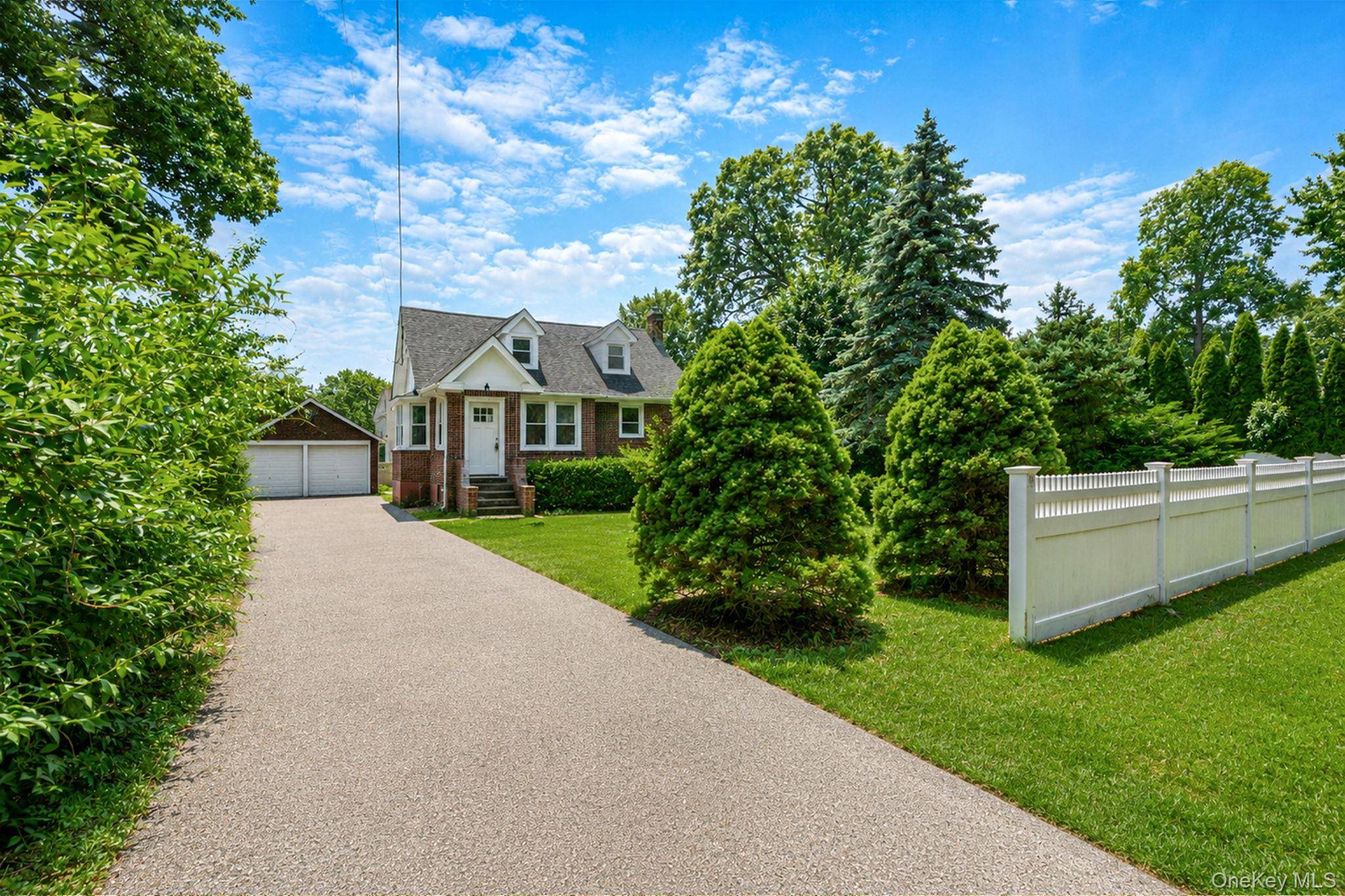44 Elizabeth AVE, Smithtown, NY 11787