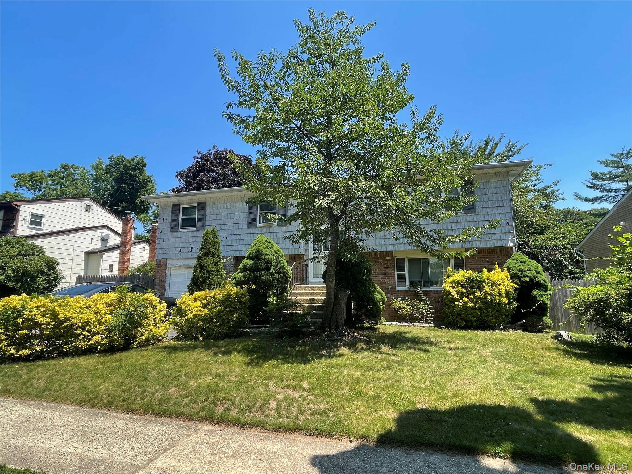 110 Greenway DR, Syosset, NY 11791