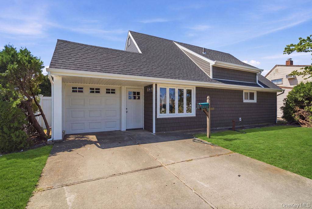 56 Summer LN, Hicksville, NY 11801