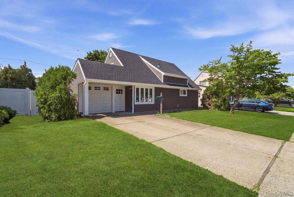 56 Summer LN, Hicksville, NY 11801