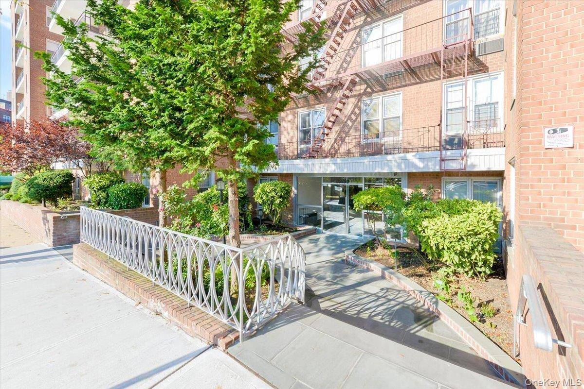 67-50 Thornton PL #4S, Forest Hills, NY 11375