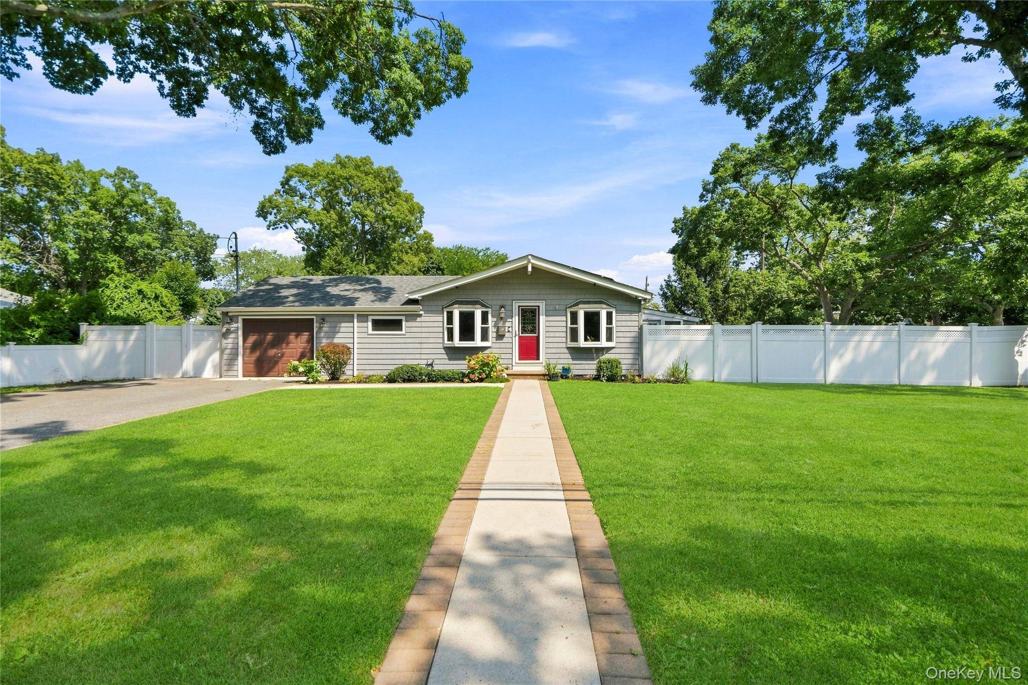 91 Spruce AVE, West Islip, NY 11795