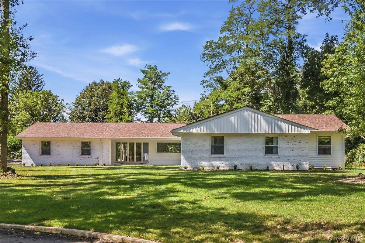 9 Empire CT, Dix Hills, NY 11746