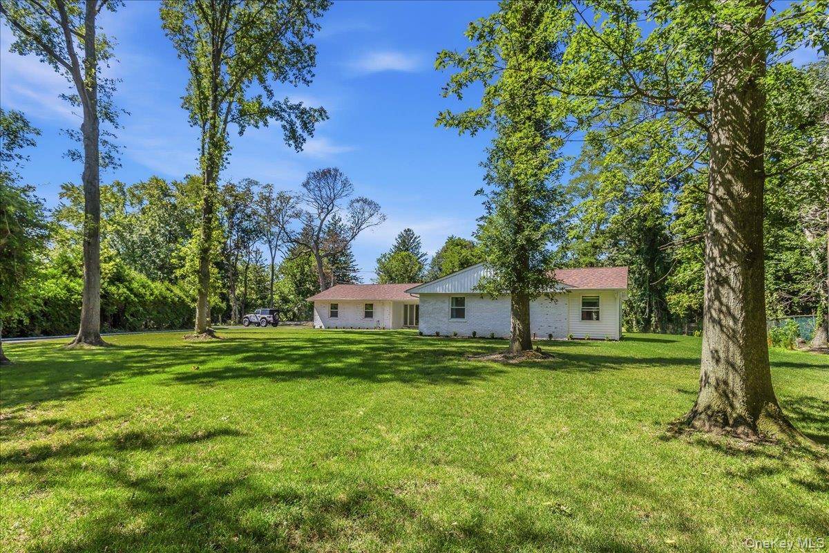 9 Empire CT, Dix Hills, NY 11746