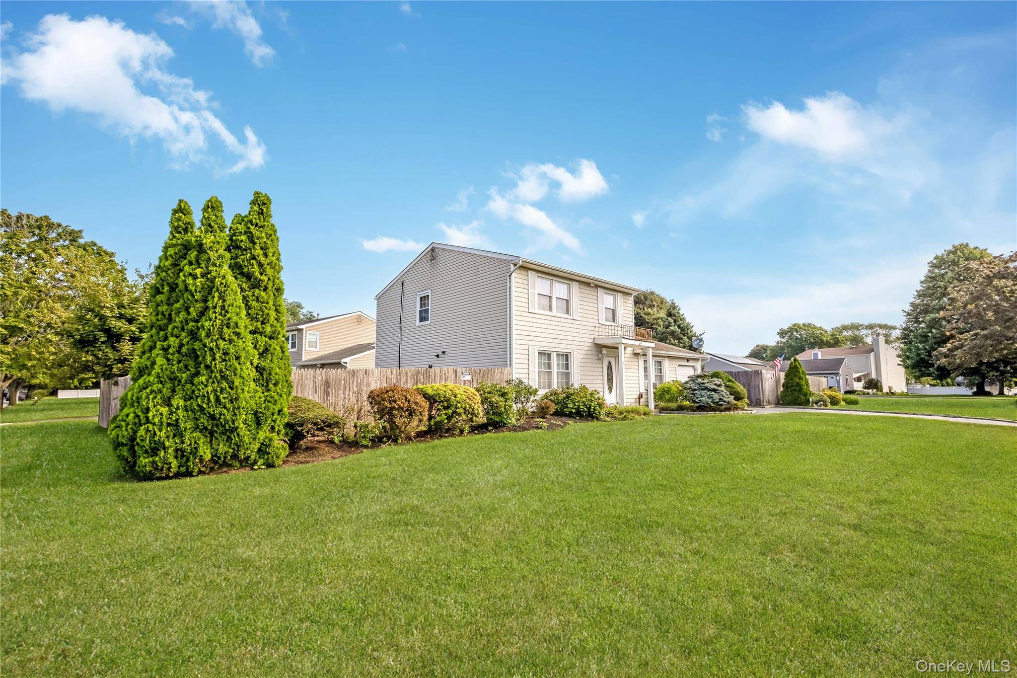 11 Shade Tree LN, East Patchogue, NY 11772