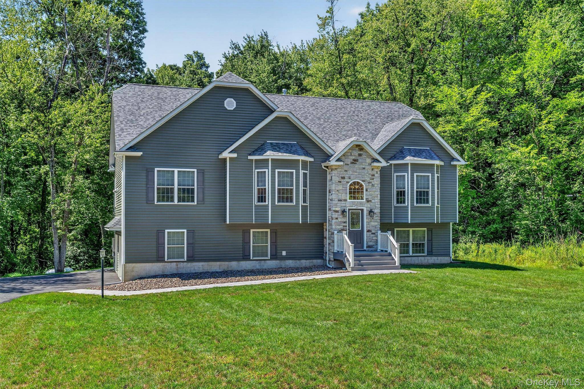 15 Alpine LN, Washingtonville, NY 10992