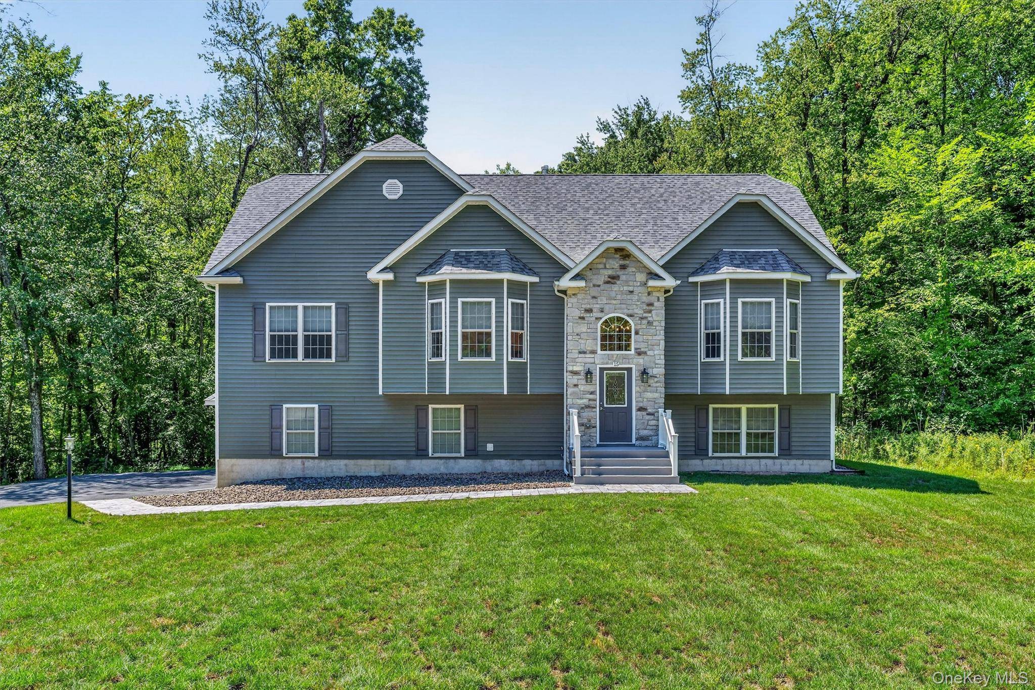 15 Alpine LN, Washingtonville, NY 10992