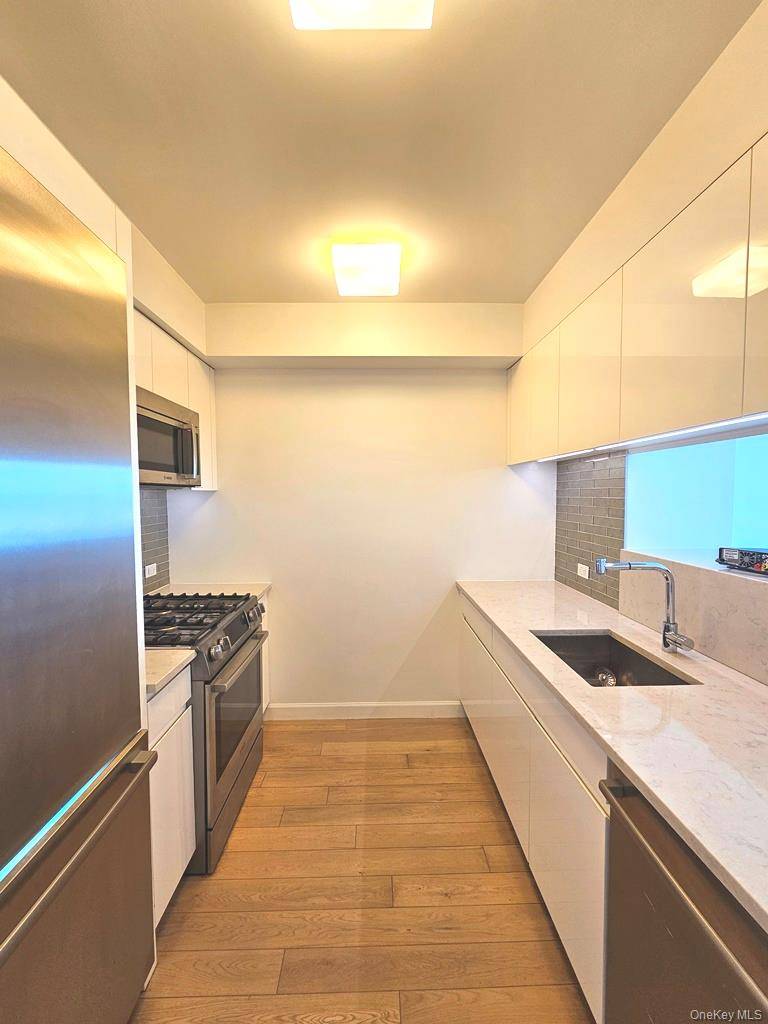 138-35 39th AVE #12L, Flushing, NY 11354