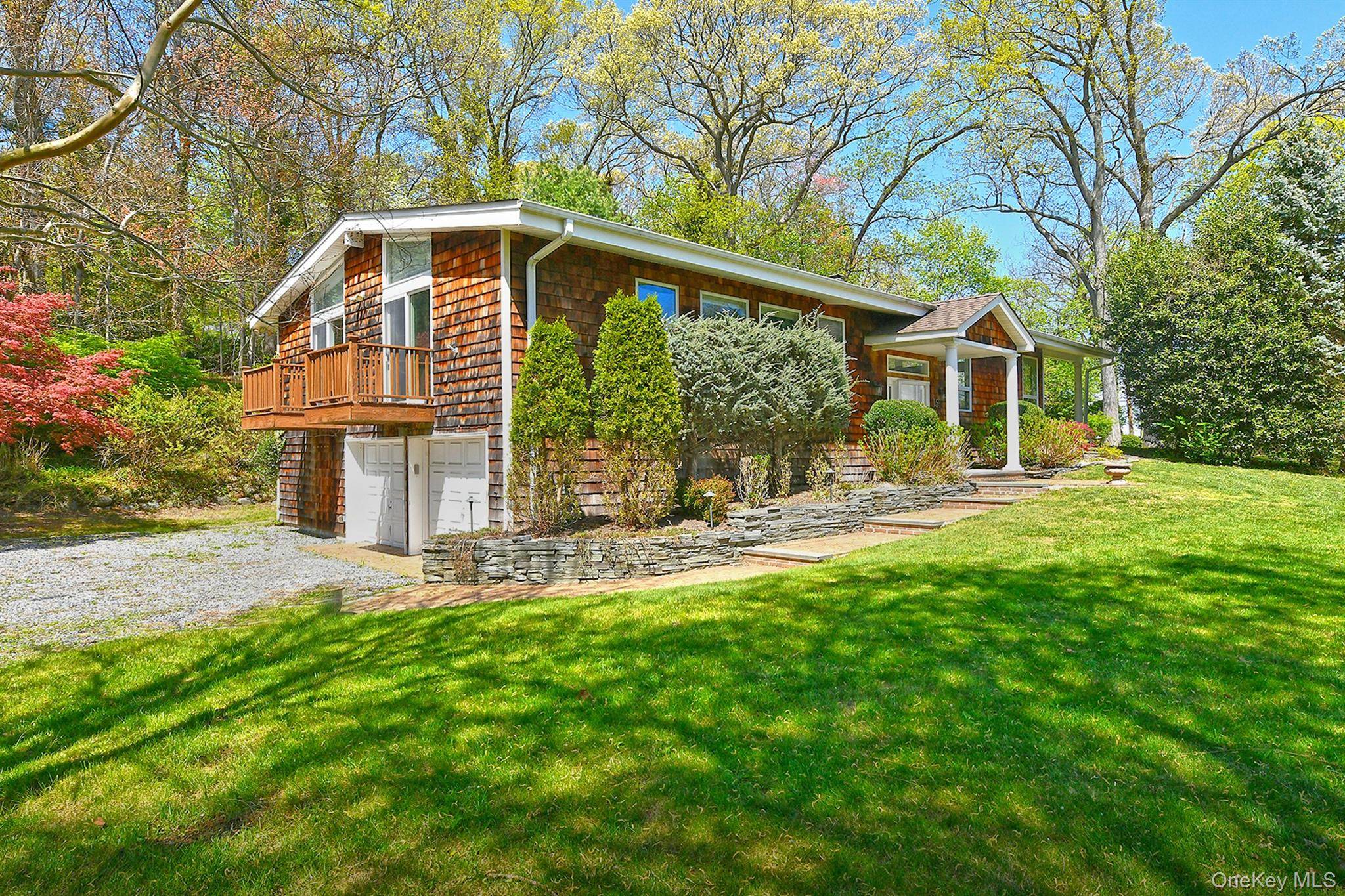 15 Mariners CT, Centerport, NY 11721