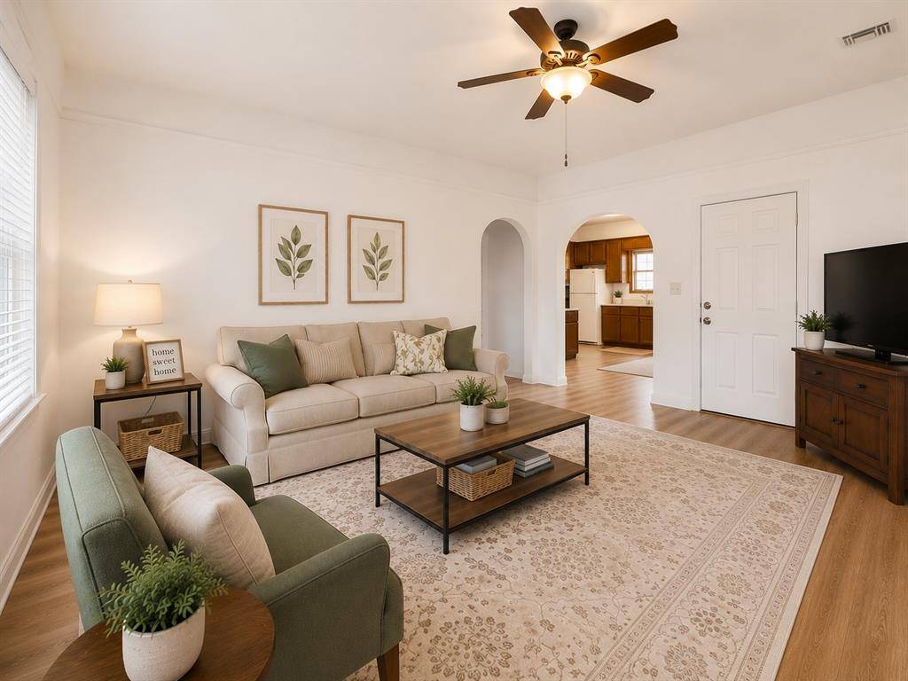 207 E Juniper LN, Mustang, OK 73064