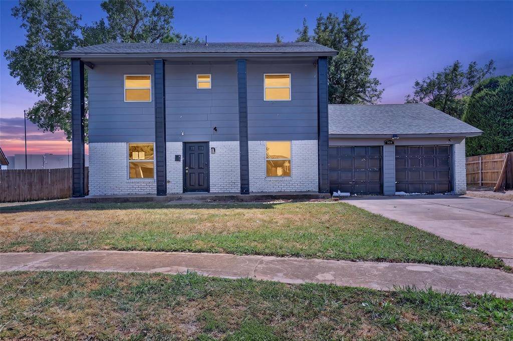 904 NE 4th ST, Moore, OK 73160