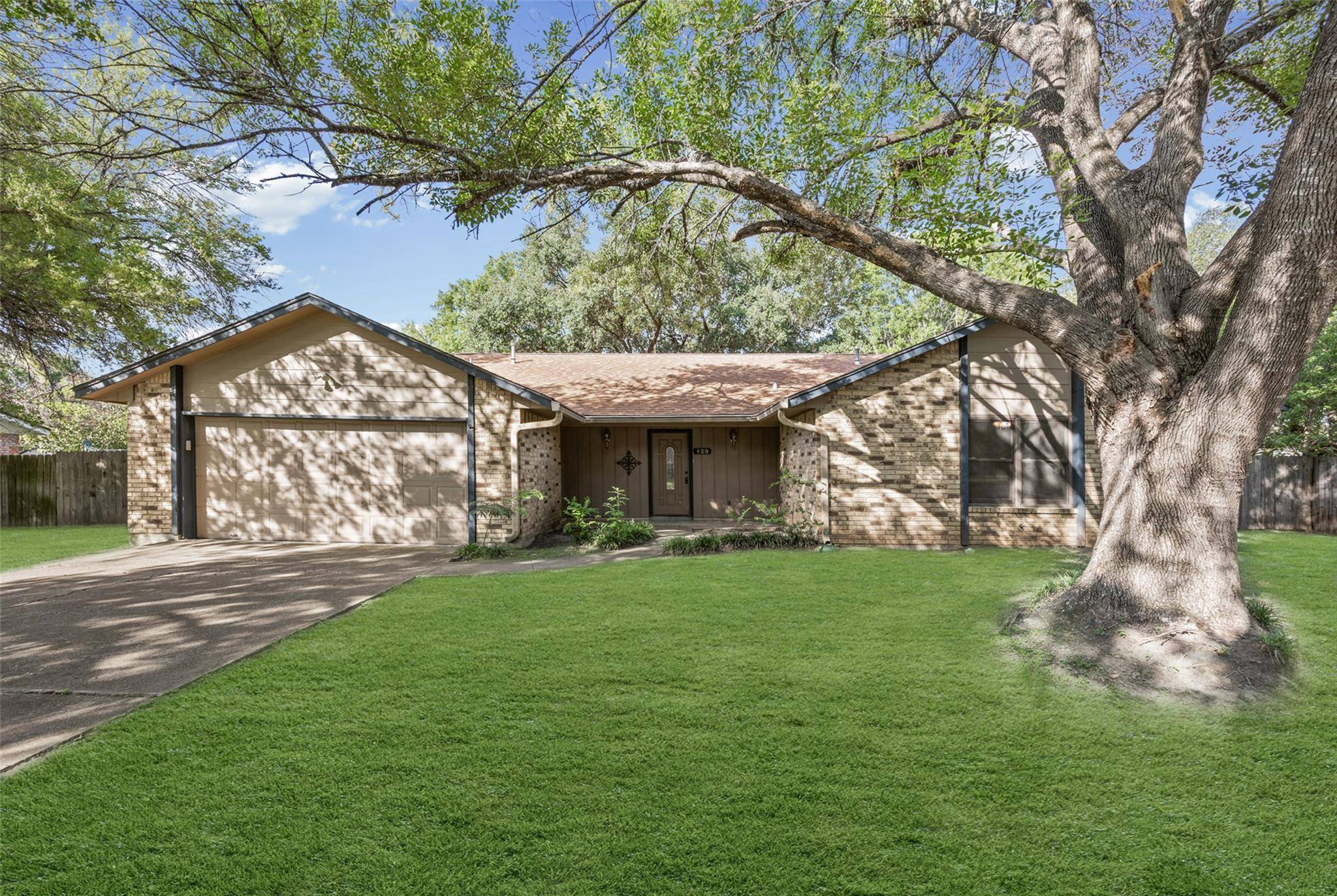428 Connolly CIR W, Lockhart, TX 78644