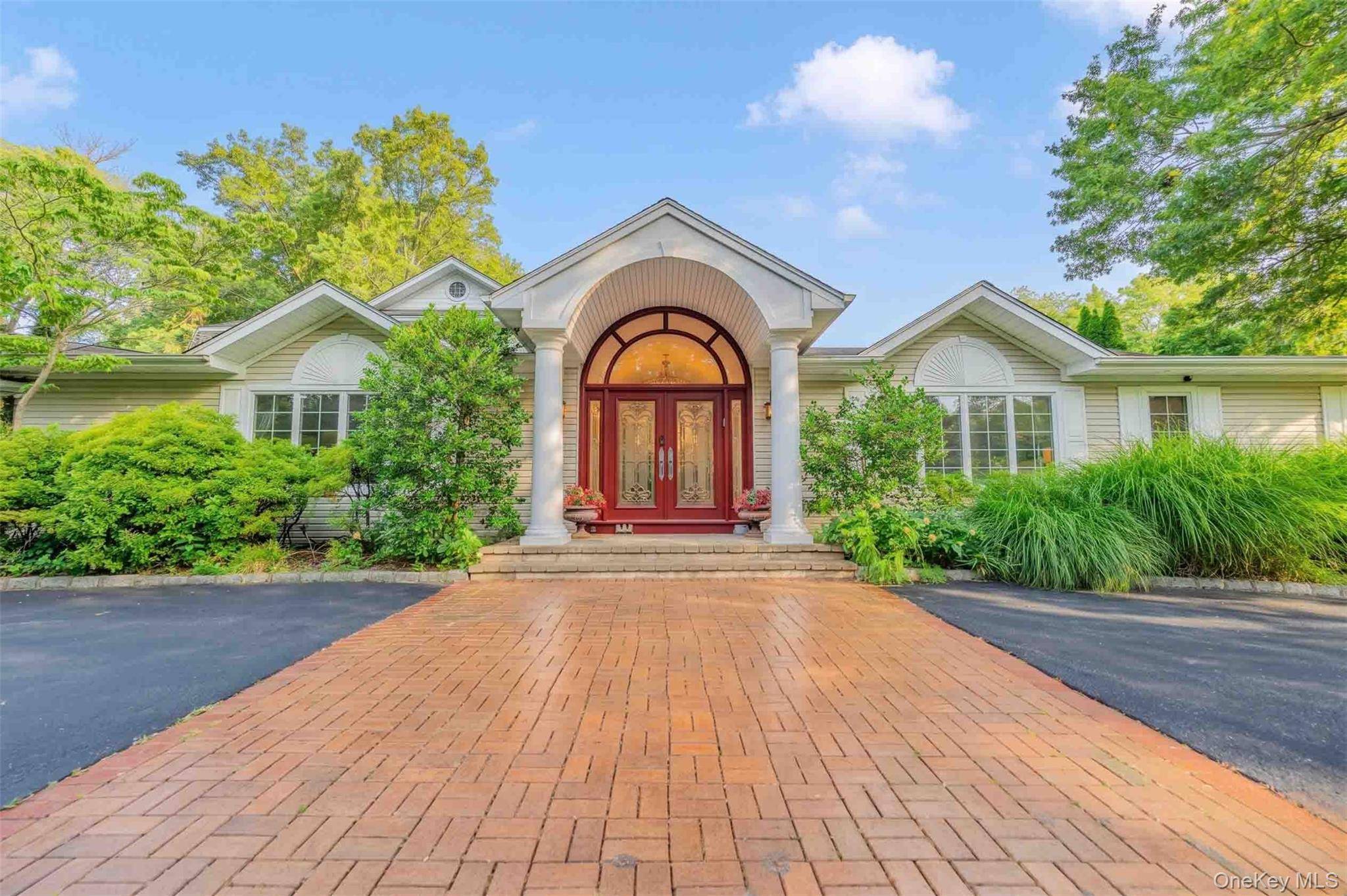 20 Astro PL, Dix Hills, NY 11746