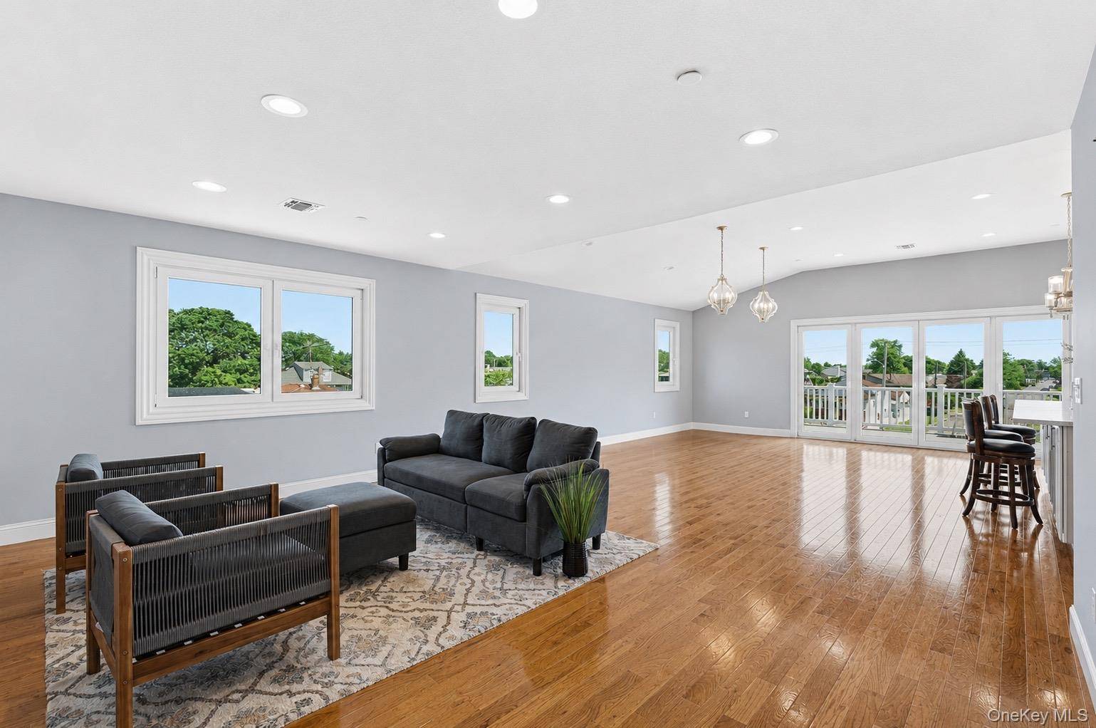 762 Pecan ST, Lindenhurst, NY 11757
