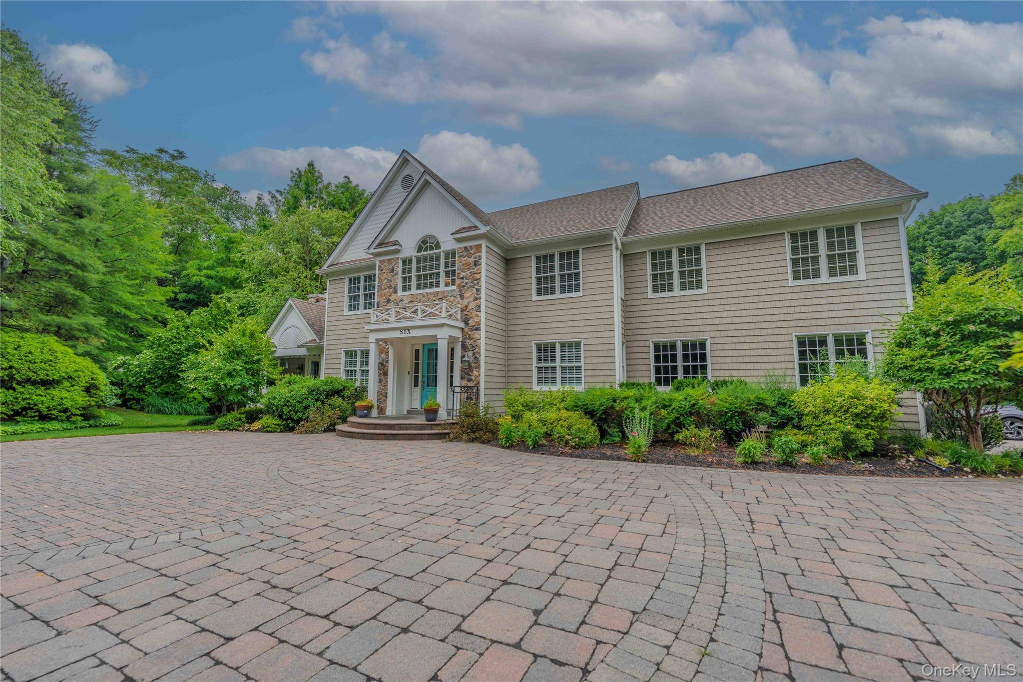 6 Maureen DR, Mount Sinai, NY 11766